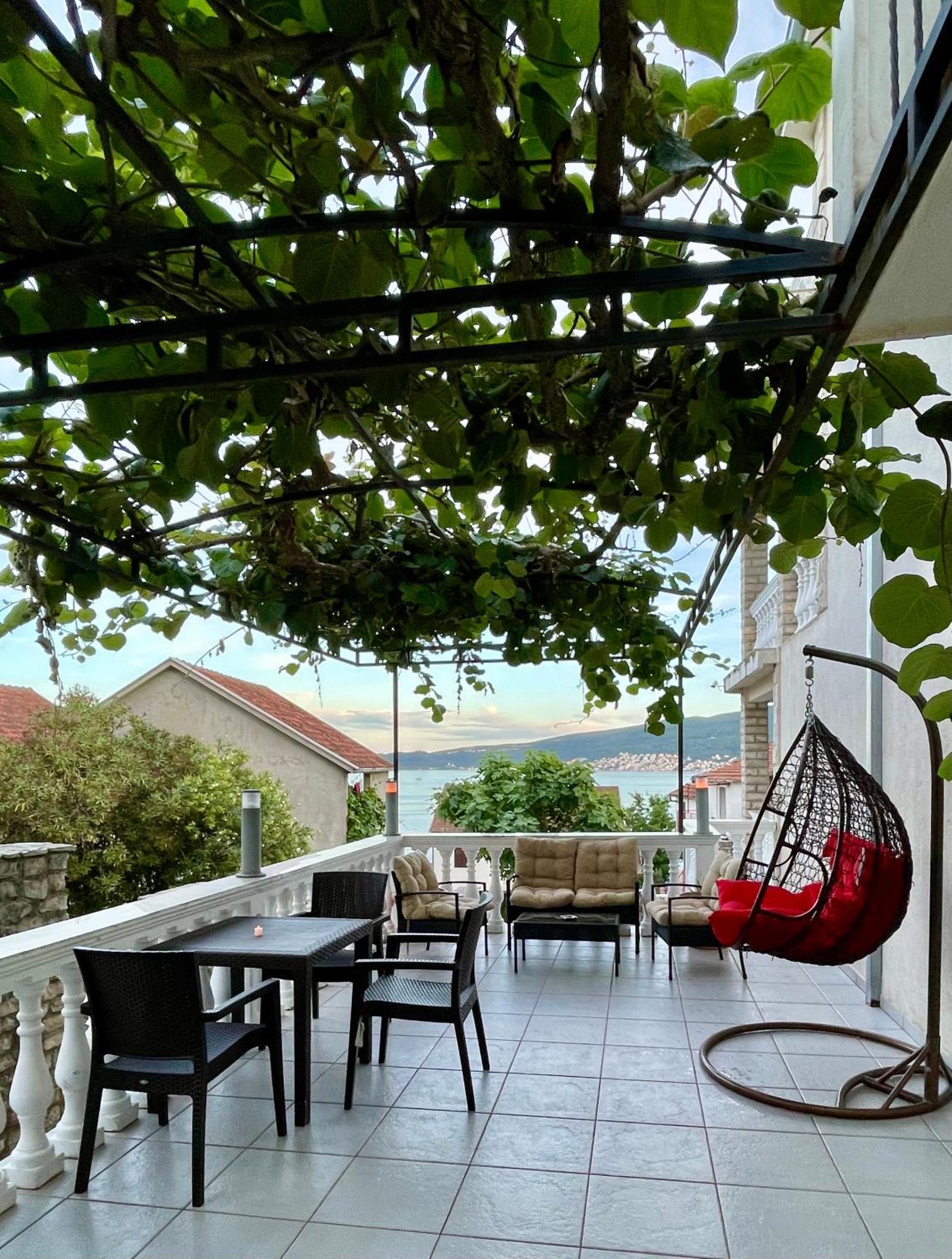 Aparthotel Family House With Pool & Sea View Bijela Exteriér fotografie