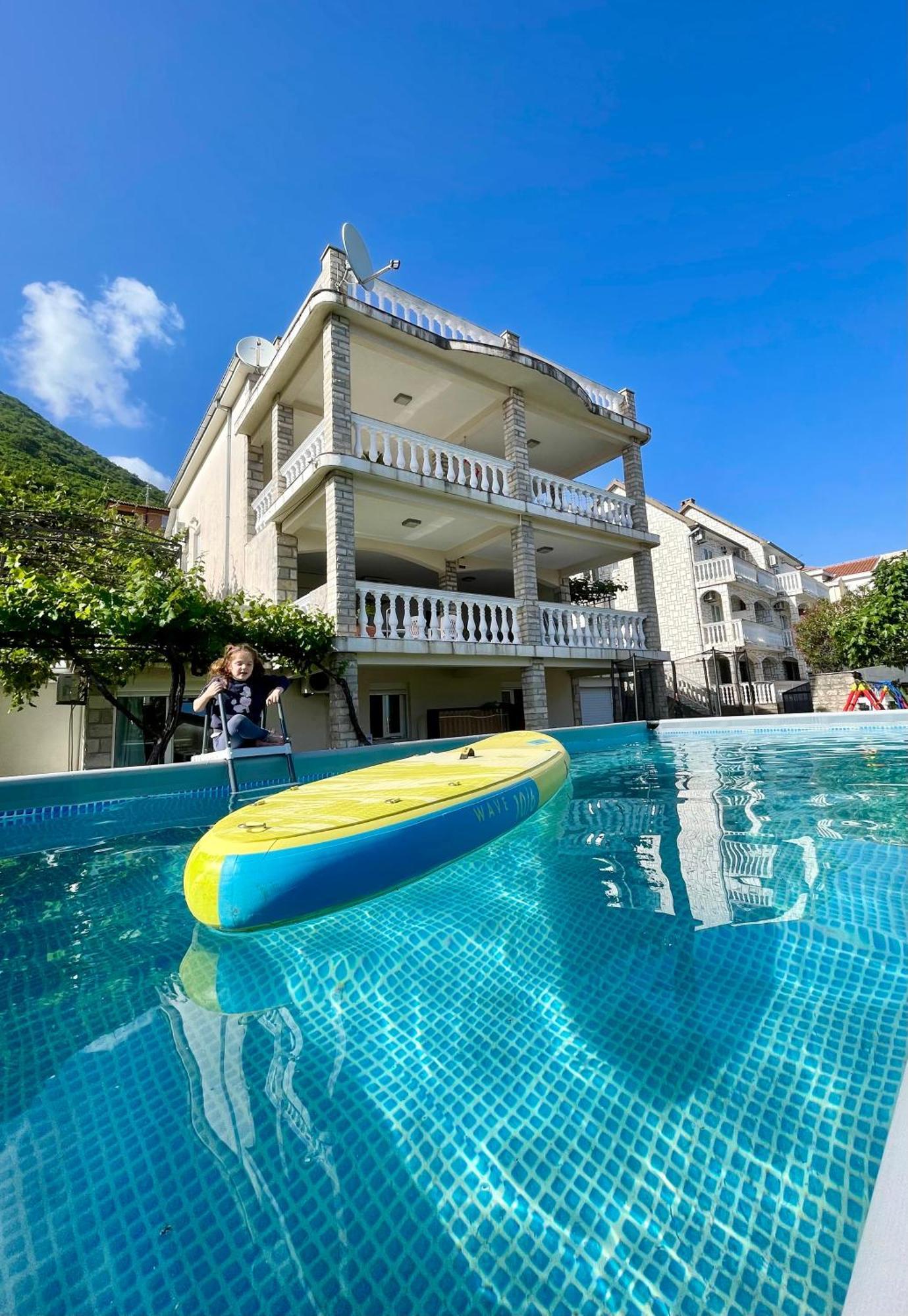 Aparthotel Family House With Pool & Sea View Bijela Exteriér fotografie