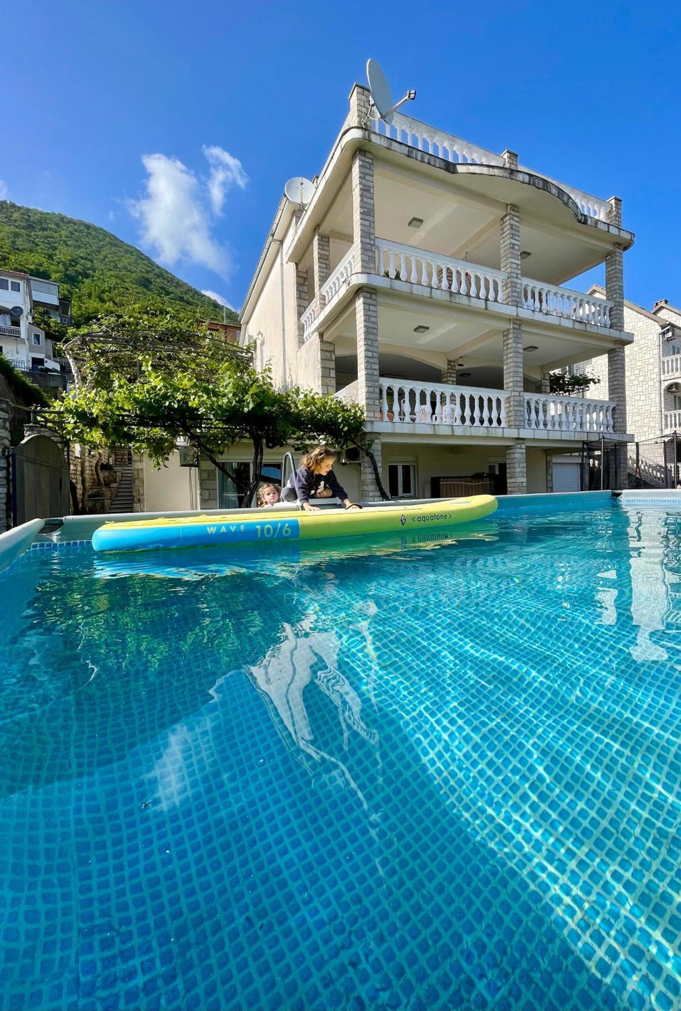 Aparthotel Family House With Pool & Sea View Bijela Exteriér fotografie