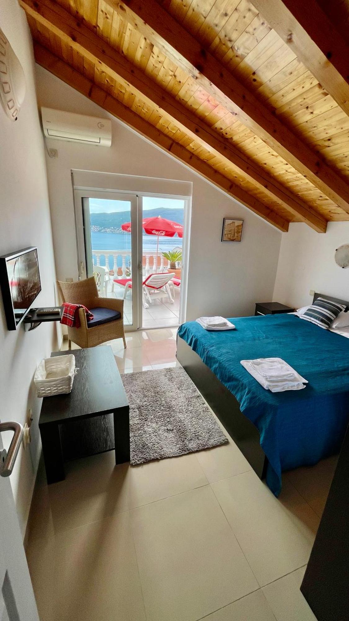 Aparthotel Family House With Pool & Sea View Bijela Exteriér fotografie