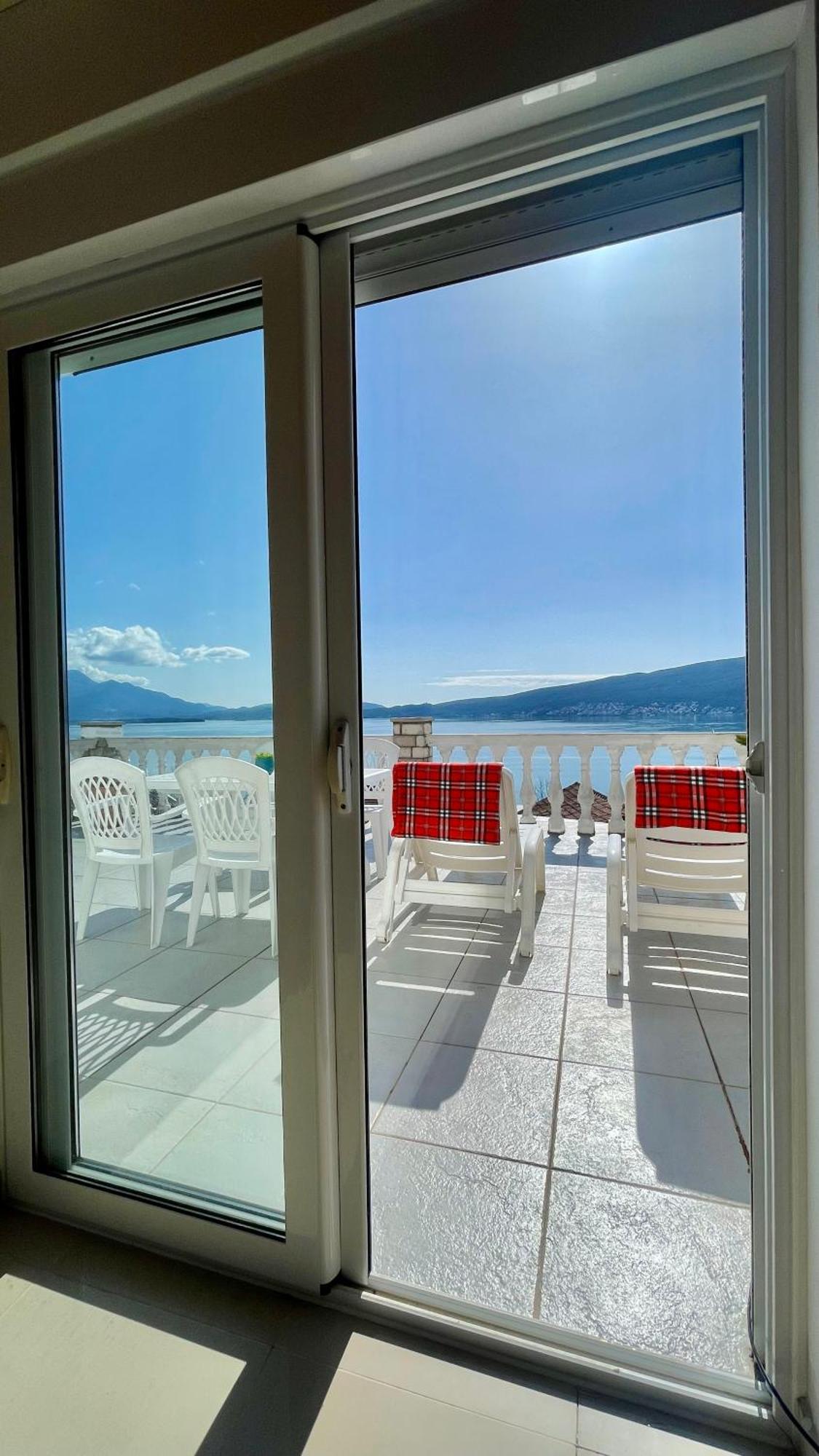 Aparthotel Family House With Pool & Sea View Bijela Exteriér fotografie