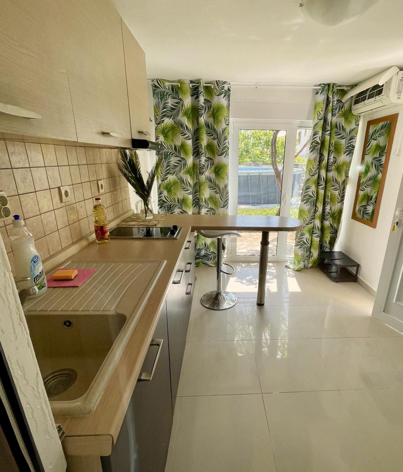 Aparthotel Family House With Pool & Sea View Bijela Exteriér fotografie