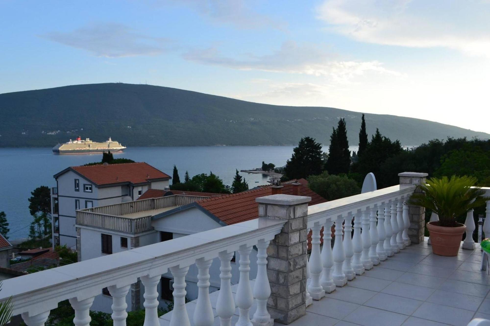 Aparthotel Family House With Pool & Sea View Bijela Exteriér fotografie