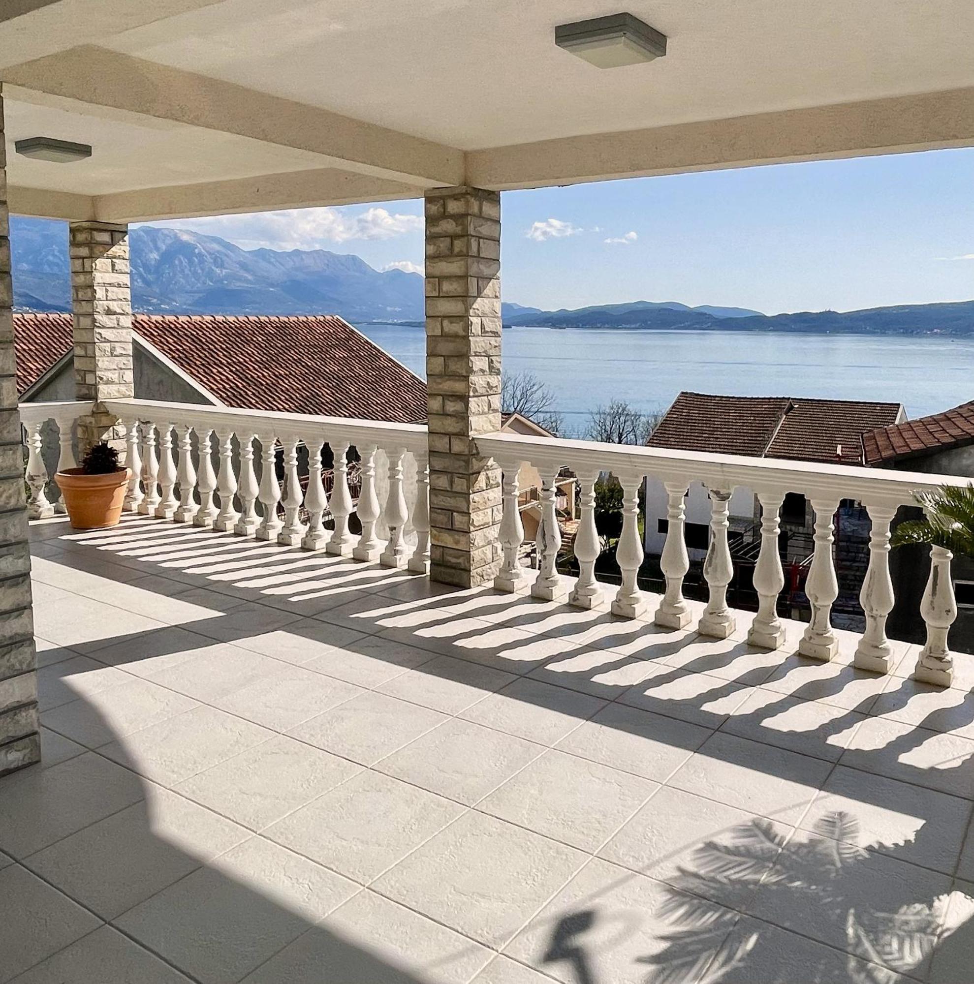 Aparthotel Family House With Pool & Sea View Bijela Exteriér fotografie