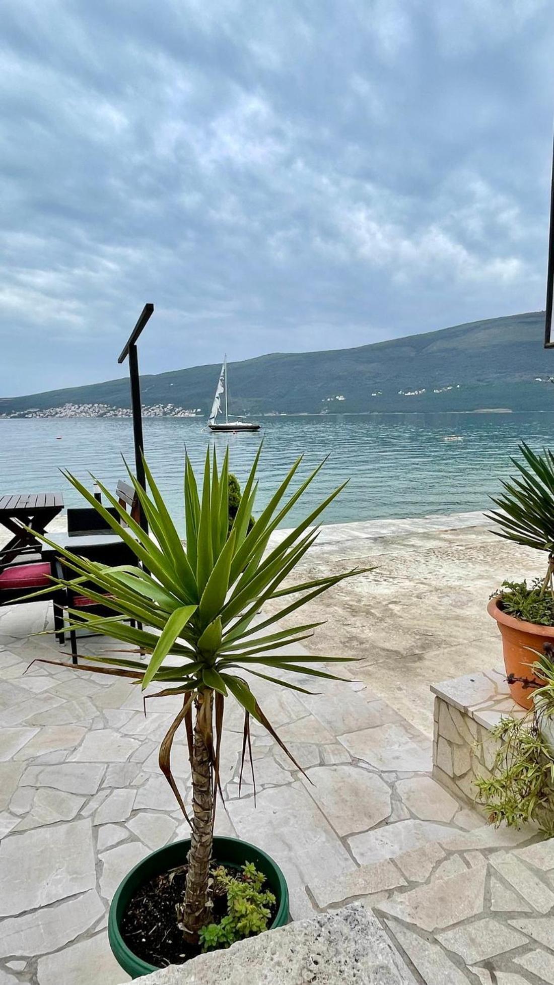 Aparthotel Family House With Pool & Sea View Bijela Exteriér fotografie